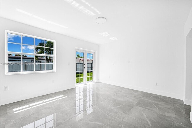 Building Photo - 4040 SW 108th Ave