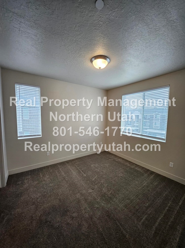 Building Photo - 2 Bedroom 2 Bath Top Level Apartment Avail...