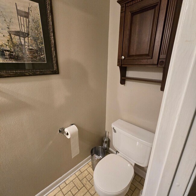 Building Photo - 2/1.5 Townhouse with Water, Trash, Sewer, ...