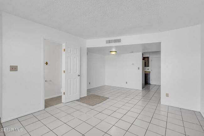 Building Photo - 3019 E Glen Dr