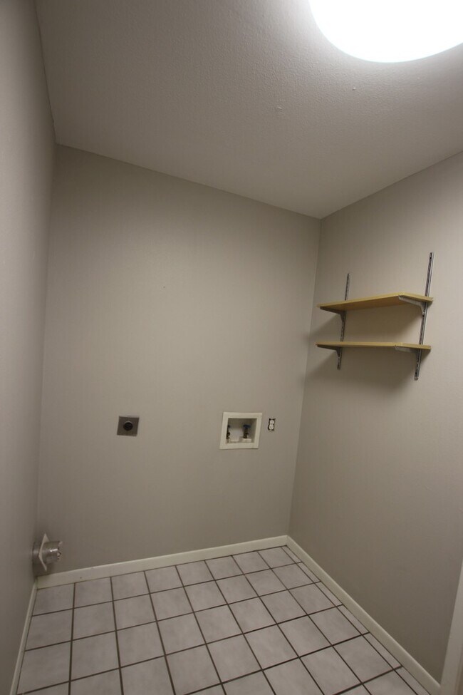 Building Photo - Langley Westminster Duplex