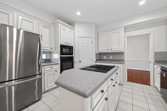 Building Photo - 8023 Oakwood Hollow St