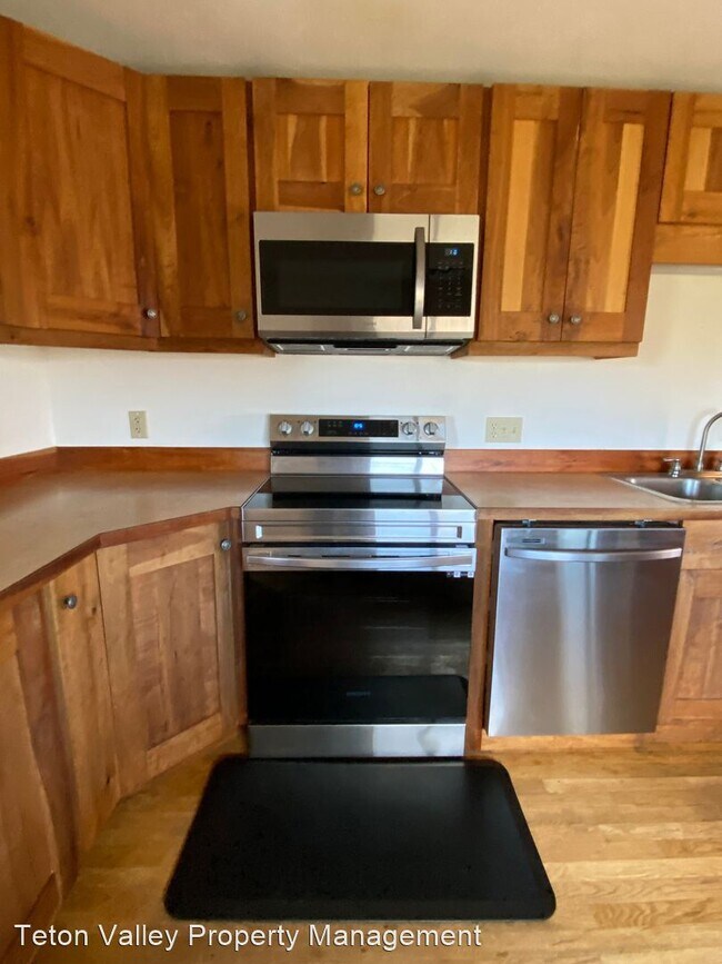 Building Photo - 2 br, 1 bath House - 5135 N 410 W Lower Unit