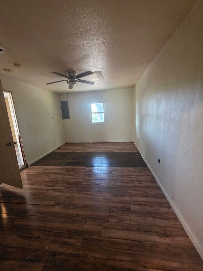 Building Photo - 4BD/1 BA nicely updated home