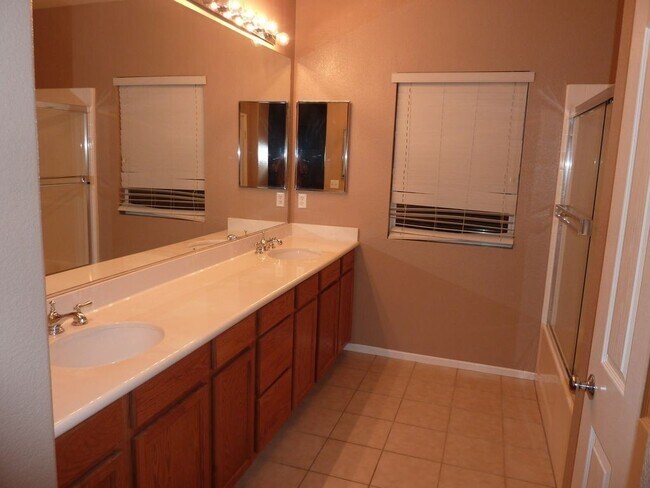 Building Photo - FOR RENT – Available January 10, 2026