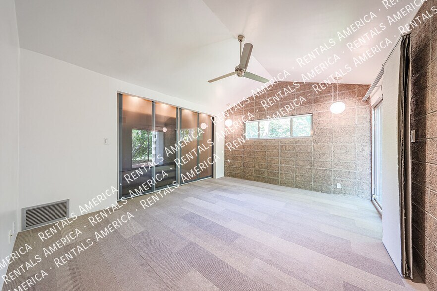Building Photo - 3237 E Meadowbrook Ave