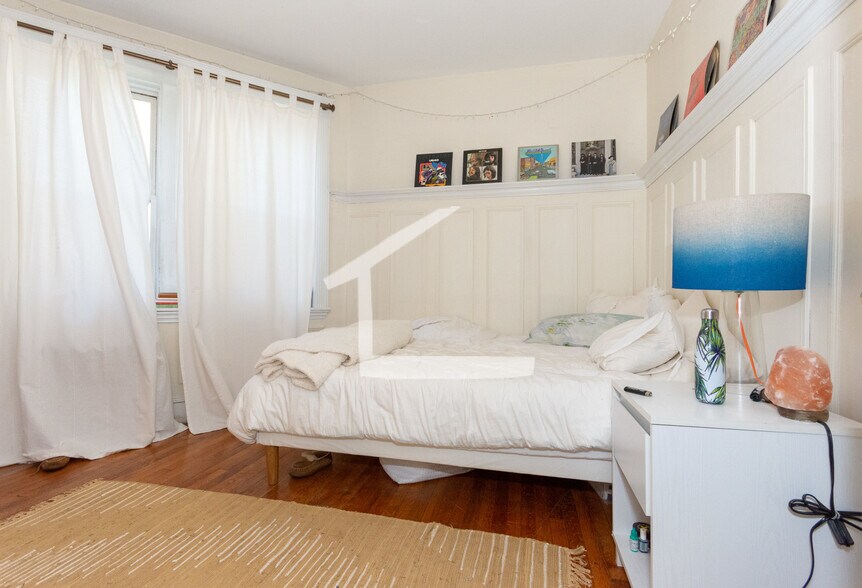 Building Photo - 324 Saint Paul St