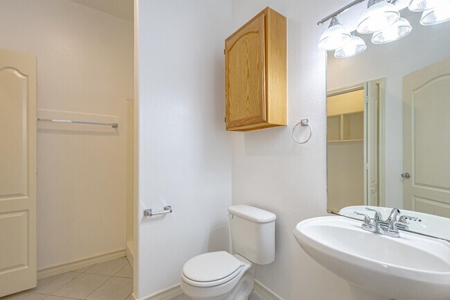 Building Photo - 1000 Ranchway Dr