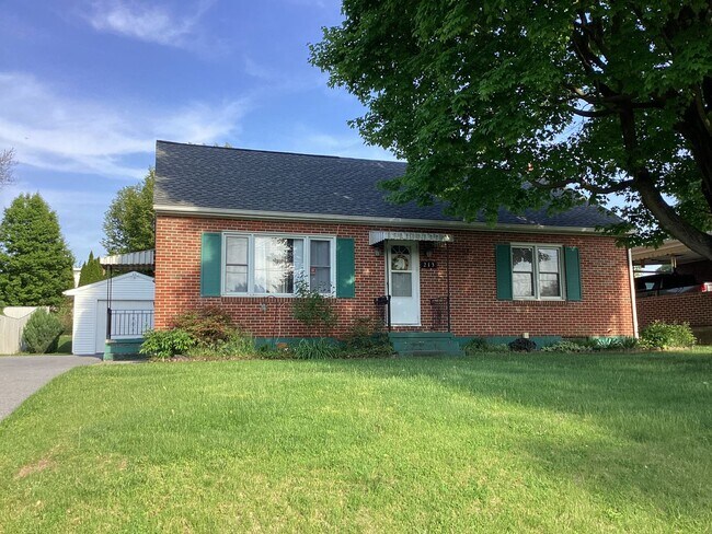 Primary Photo - Roomy Updated Home in Established Neighbor...