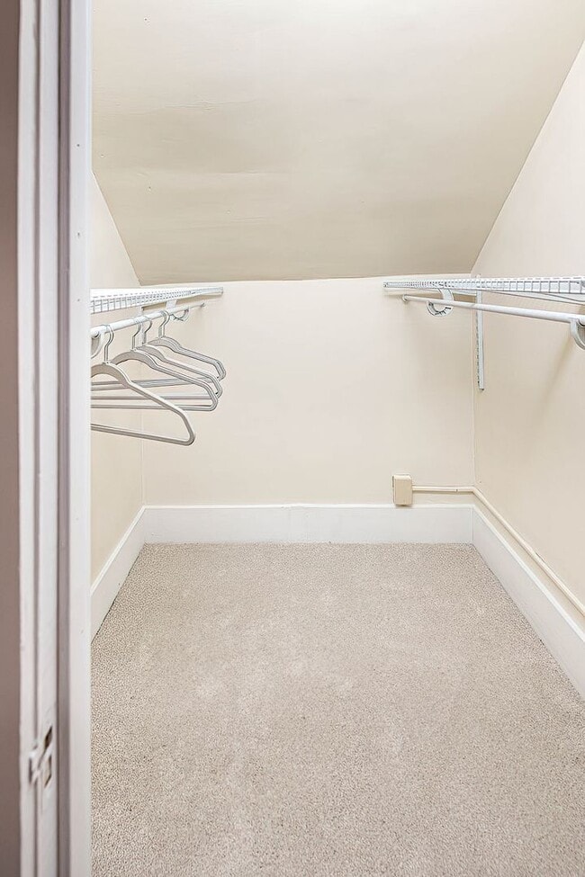 Building Photo - Quaint 4 bedroom Erie Home with Central Air & Garage Parking