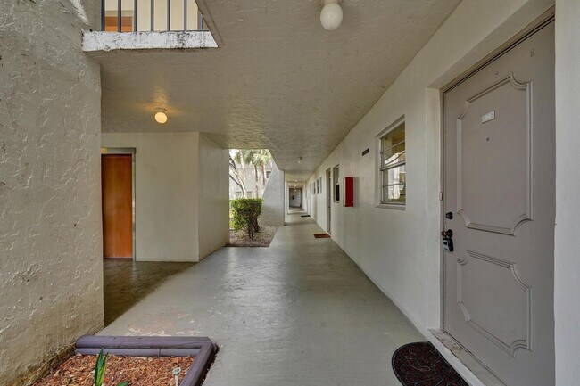 Building Photo - 9440 Poinciana Pl