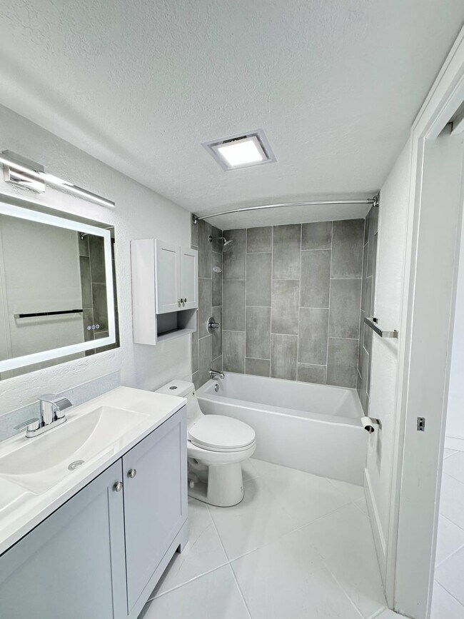 Building Photo - 100 Royal Palm Way