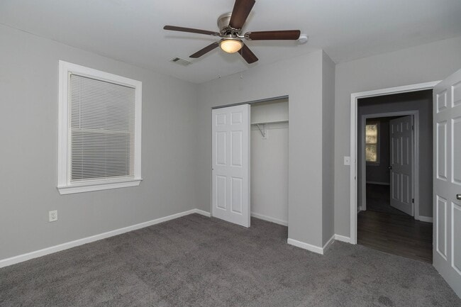 Building Photo - Beautiful 4 Bedroom 2 Bathroom Home in Kansas City!