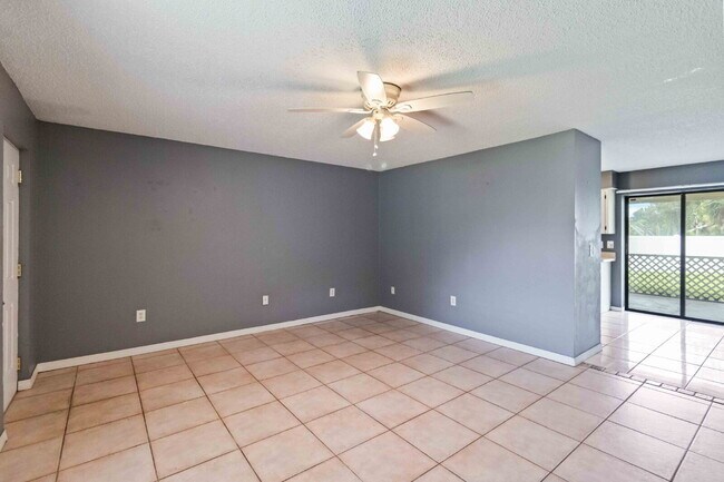 Building Photo - "Charming 2-Bedroom Duplex in Port Charlotte1"