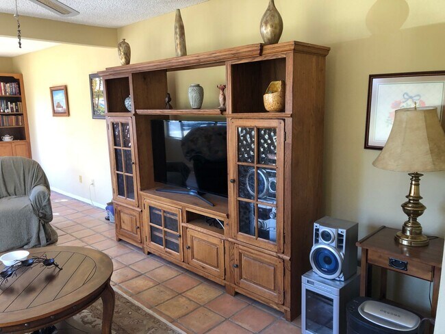 Building Photo - Lovely home with all the comforts of home. Short or Long term furnished term furnished or unfurni...