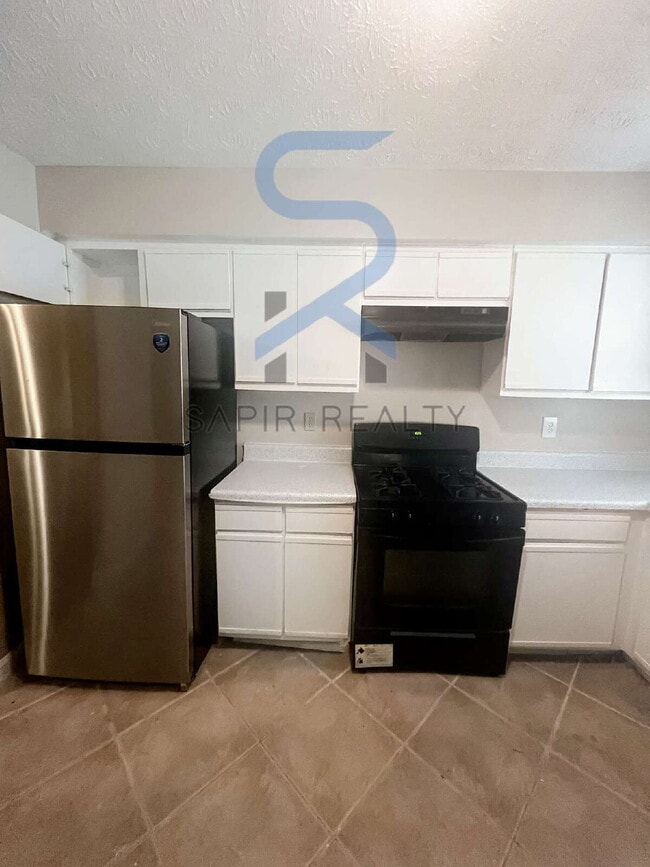 Building Photo - Move in before November 15th and choose yo...