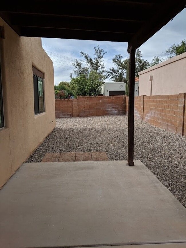 Building Photo - 10352 N Fox Croft Ln