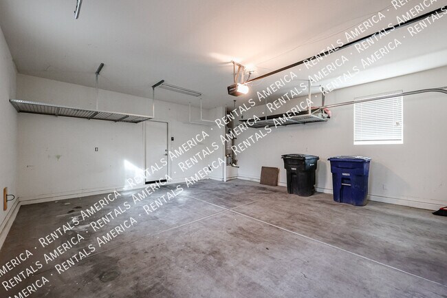 Building Photo - 1936 S Sycamore Pl