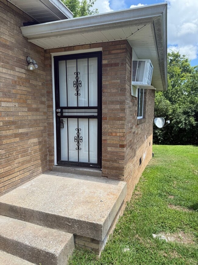 Building Photo - 2 bedroom, 1 bath