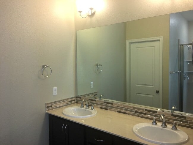 Building Photo - Gorgeous Townhouse - Built 2017 Southwest ...