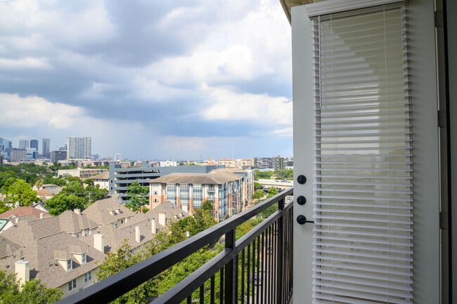 Building Photo - 701 Richmond Ave.