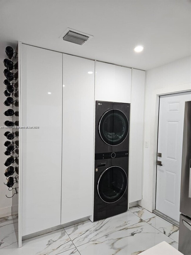 Building Photo - 106 SE 4th Ave