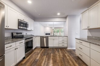 Building Photo - Massive lake front condo with tons of amen...