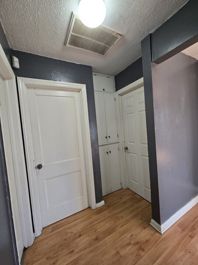 Building Photo - 1332 N Erie St