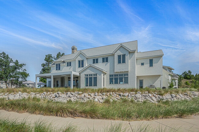 Building Photo - 6736 Saugatuck Bch Rd