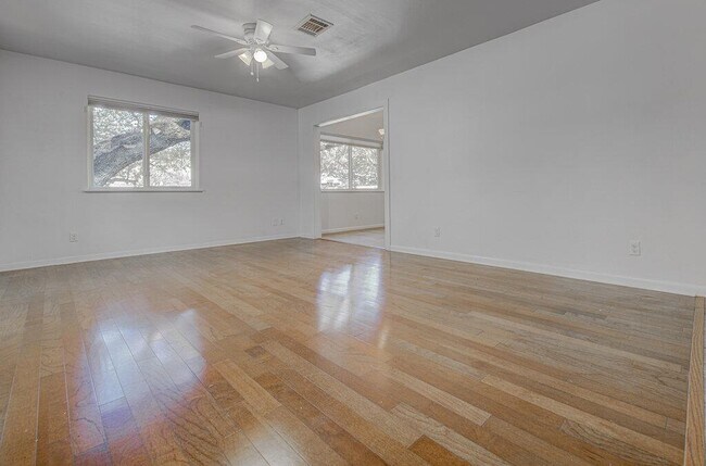 Building Photo - 2400 Spring Creek Dr