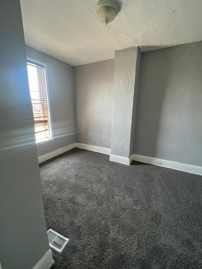 Building Photo - Four Bedroom One Bathroom Unit Recently Re...