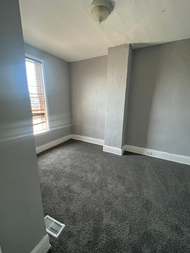 Building Photo - Four Bedroom One Bathroom Unit Recently Renovated