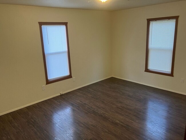 Building Photo - Welcome to this cozy spot 2 bed, 1 bath, remodeled kitchen, washer/dryer hookup, large yard, carp...