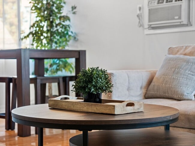 Building Photo - Comfort & Convenience in the Heart of Spok...