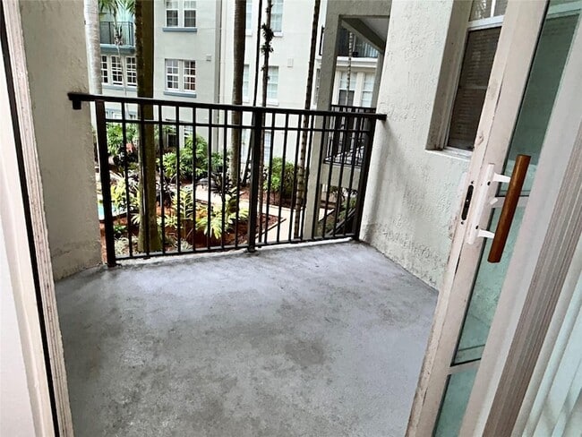 Building Photo - 533 NE 3rd Ave