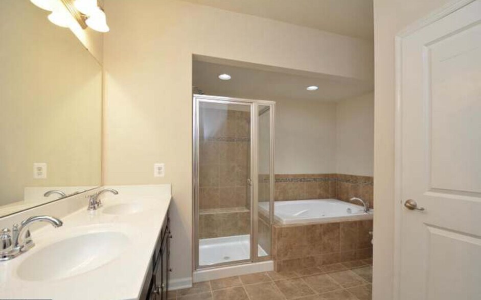 Building Photo - 904 Hall Station Dr