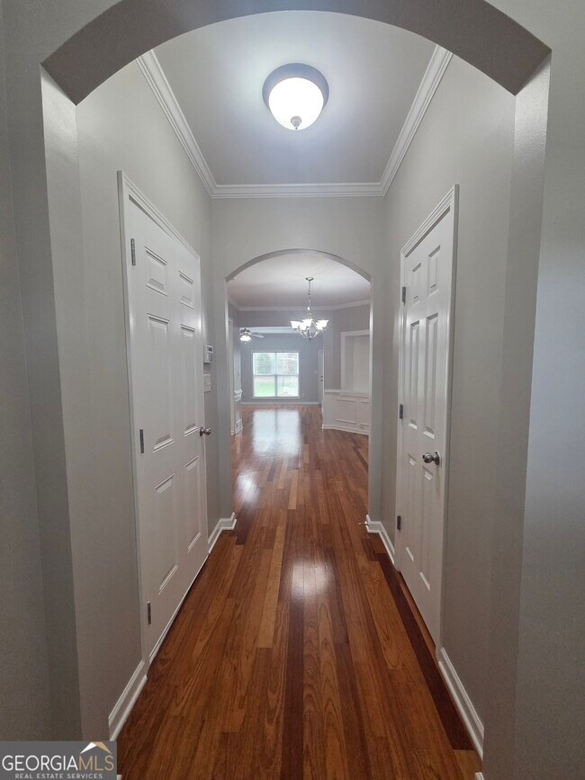 Building Photo - 2720 Beynon Ln NE