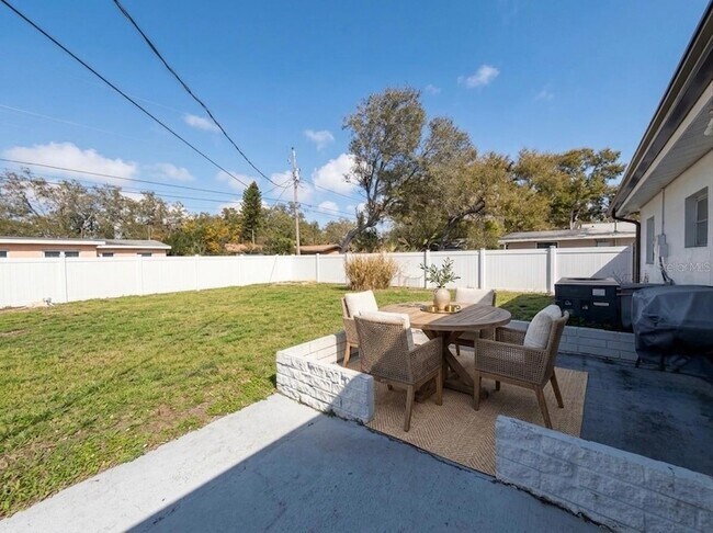 Building Photo - 2893 Webley Dr NE