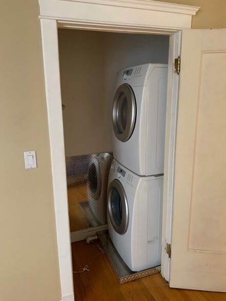 Washer & Dryer - 509 W Briar Plz