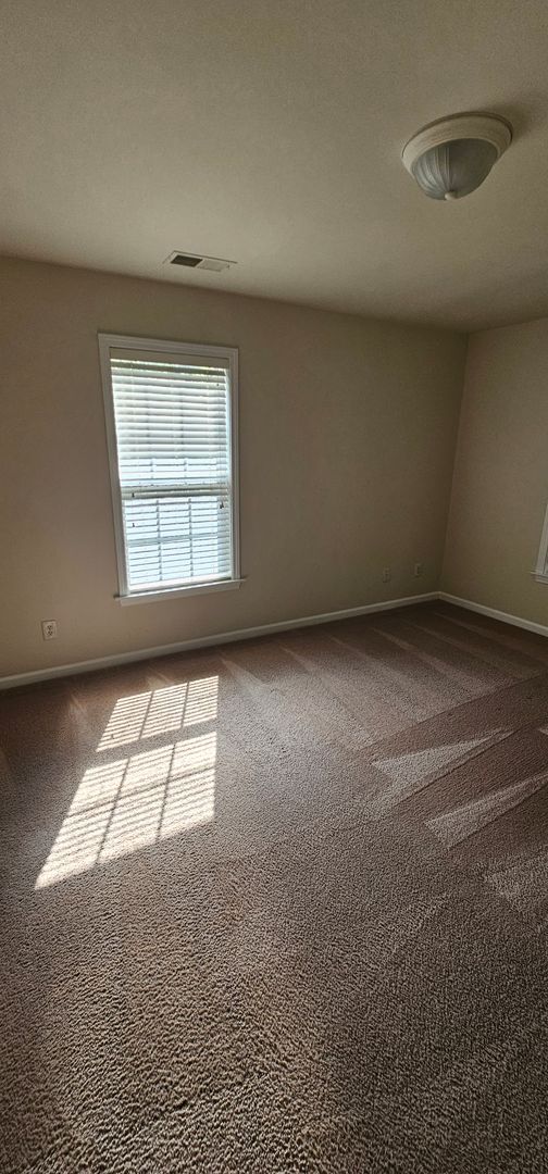 Building Photo - ****** HALF OFF FIRST FULL MONTH OF RENT!! ******