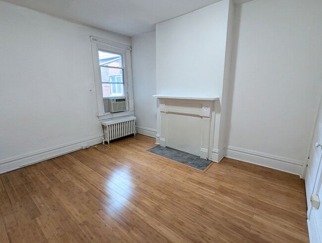 Building Photo - 4 Bedroom 1 Bathroom Single Family Home in...