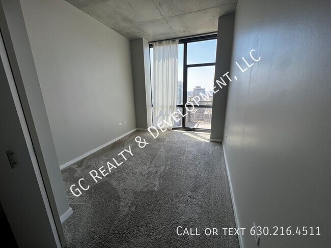 Building Photo - 235 W Van Buren St