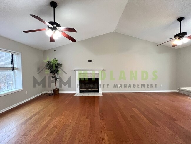 Building Photo - 844 Bentley Dr