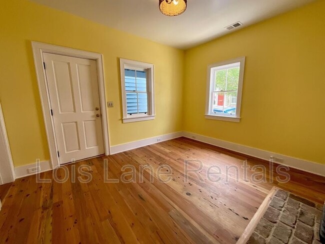 Building Photo - 5 Sheppard St