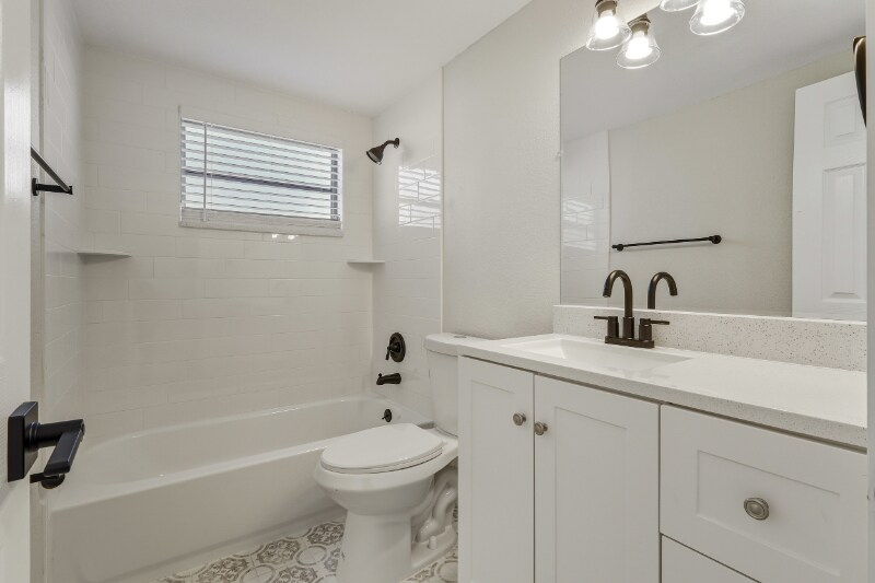 Building Photo - 3208 Holiday Lake Dr