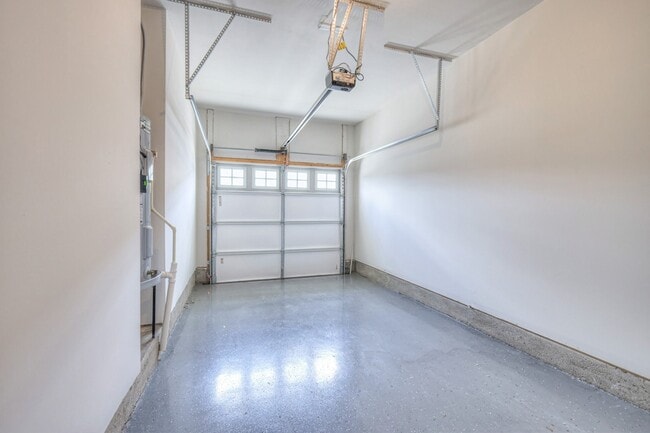 Building Photo - 531 Swanholme Dr