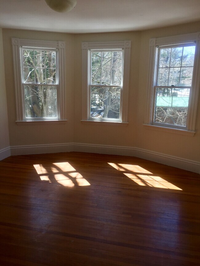 Building Photo - 52 Pleasant St