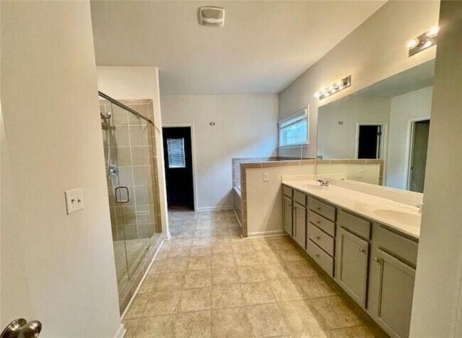 Building Photo - 181 Charolais Dr