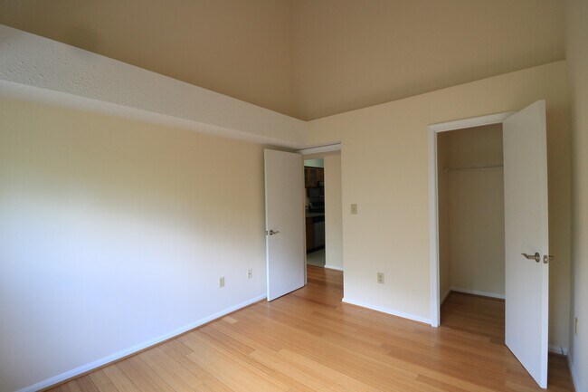 Building Photo - Top Floor 2/1.5 2 level Condo w/ Garage pa...