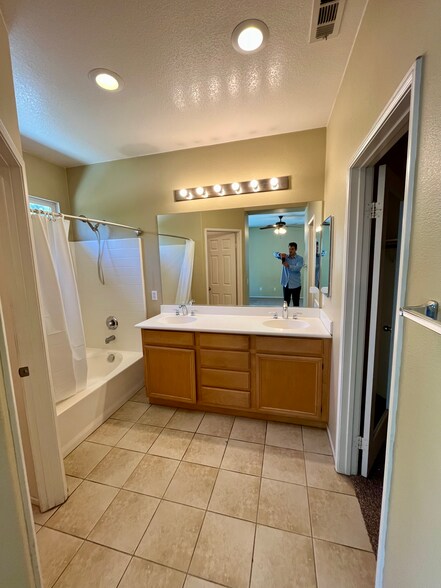 Building Photo - 1559 Park Meadows Dr